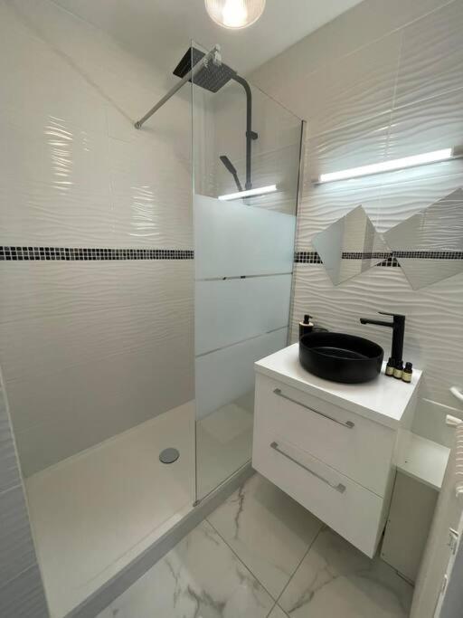 Appartement 2 Pieces, Salon Et Chambre, 44M2 Refait A Neuf Clichy Exterior foto